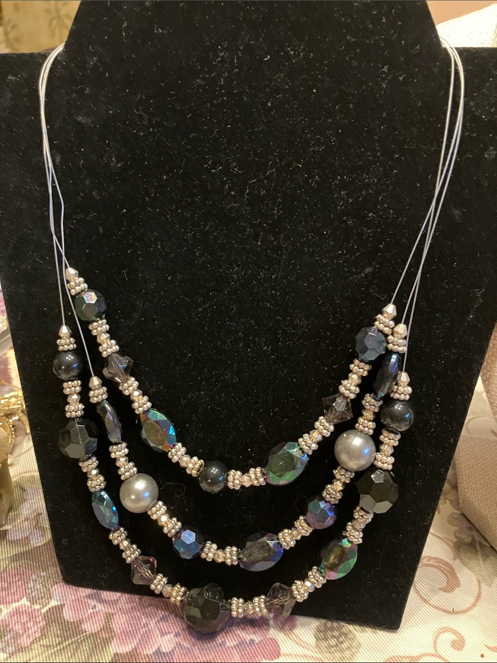 BUNDLE SALE 7 NECKLACES AND 2 PAIRS OF PIERCED EARRINGS. - Picture 12 of 13